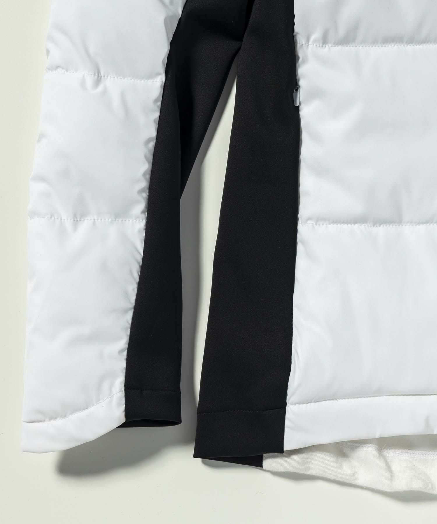 【新品】LUXEAKMPLUS 袖ロゴフィット中綿ジャケット　白　XL LUXEAKMPLUS(リュクスエイケイエムプラス)ゴルフ 袖ロゴフィット中綿