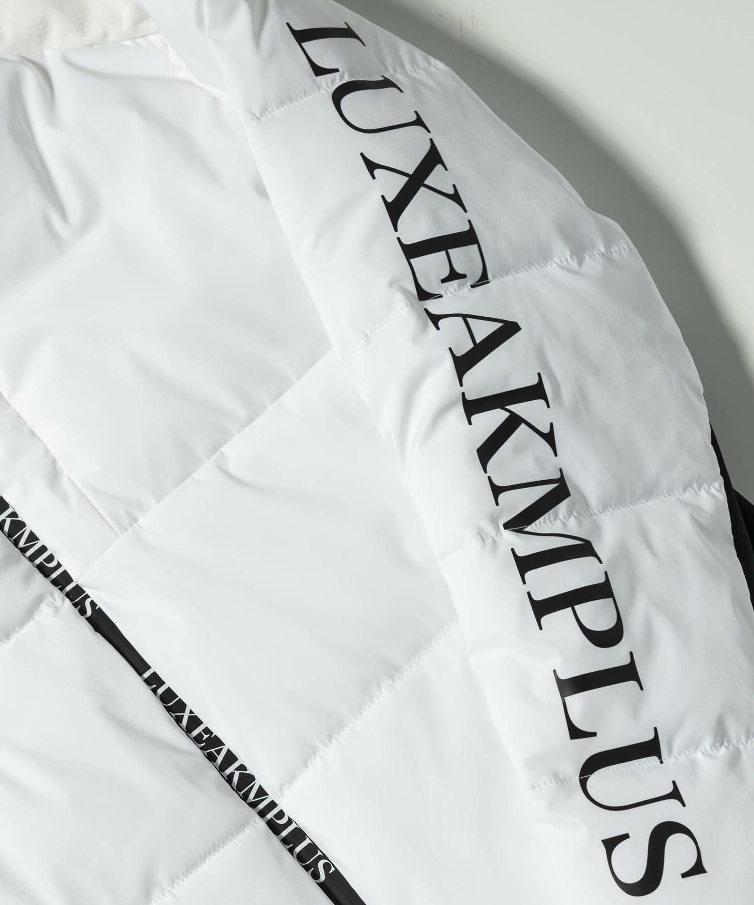 【新品】LUXEAKMPLUS 袖ロゴフィット中綿ジャケット　白　XL LUXEAKMPLUS(リュクスエイケイエムプラス)ゴルフ 袖ロゴフィット中綿