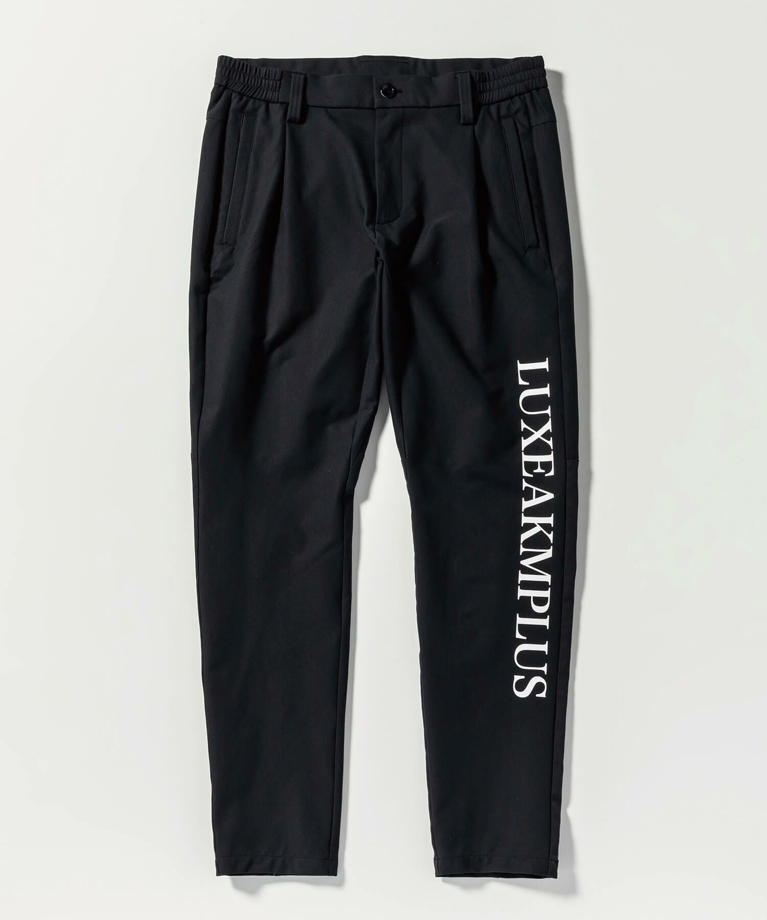 値下げ！新品！LUXEAKMPLUS 黒 カジュアルパンツ ウエストゴム付き LUXEAKMPLUS(リュクスエイケイエムプラス)ゴルフ サイドロゴグラフェン
