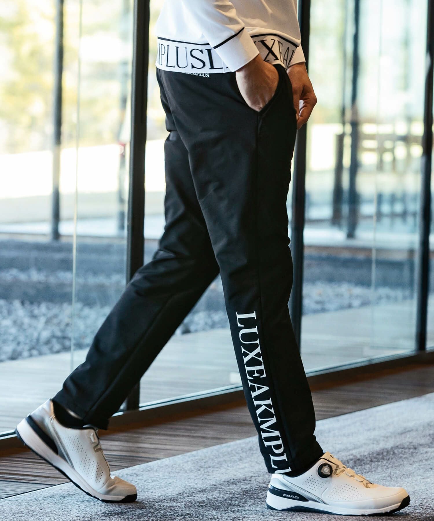 レア!!ロアーroar×LUXEAKMPLUS・バックロゴ防風ロングパンツ LUXEAKMPLUS(リュクスエイケイエムプラス)ゴルフ 防風ヘムロゴ