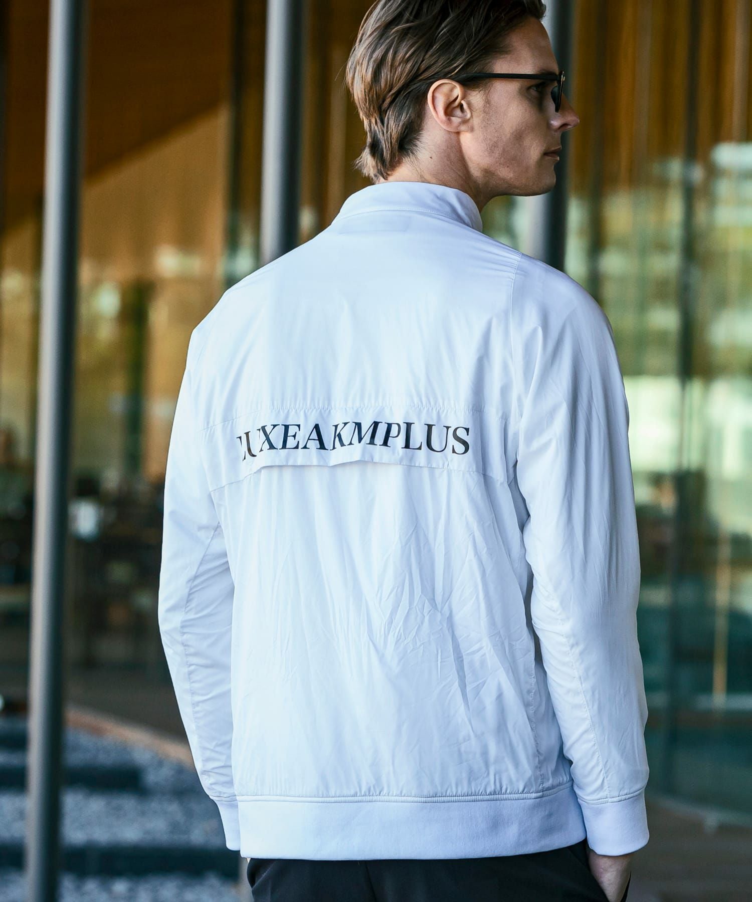 【新品】LUXEAKMPLUS 軽量ハーフジップトラックジャケット 白　M LUXEAKMPLUS(リュクスエイケイエムプラス)ゴルフ 軽量ハーフジップ