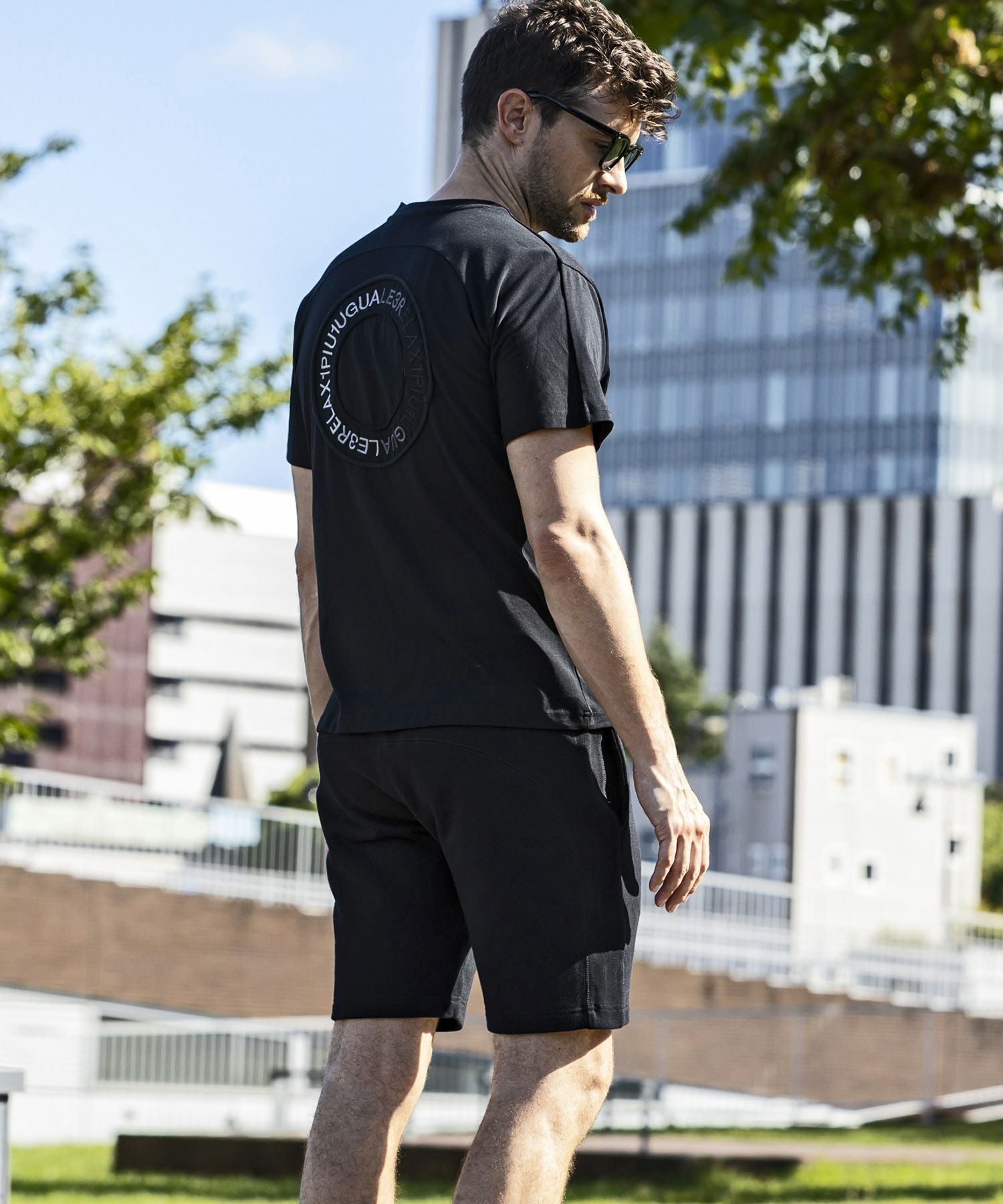 未使用品！1PIU1UGUALE3 半袖　Tシャツ　ブラック 1PIU1UGUALE3 RELAX(ウノピゥウノウグァーレトレ リラックス)サークルT