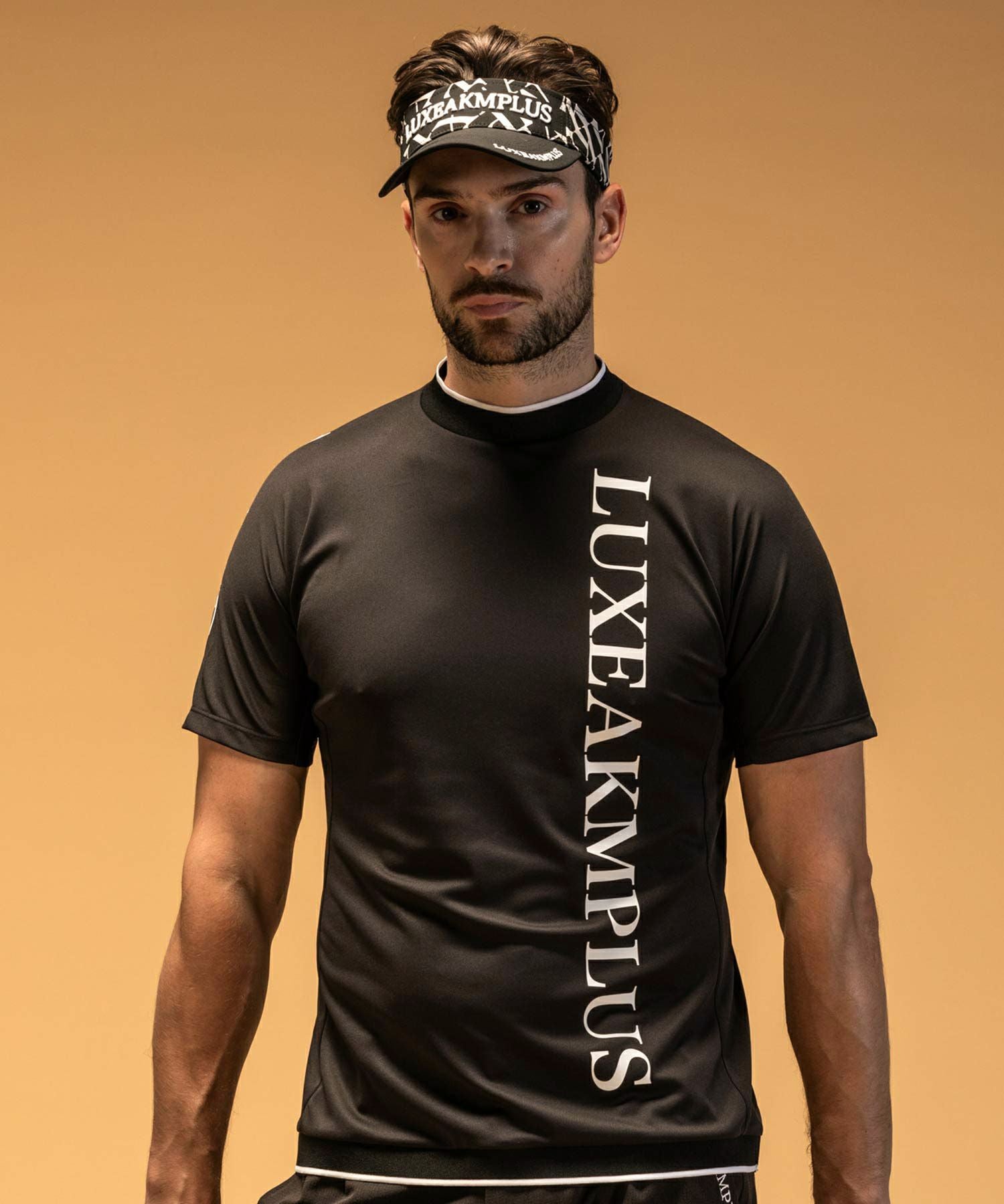 LUXEAKMPLUS(リュクスエイケイエムプラス)ゴルフ バーチカルロゴ半袖