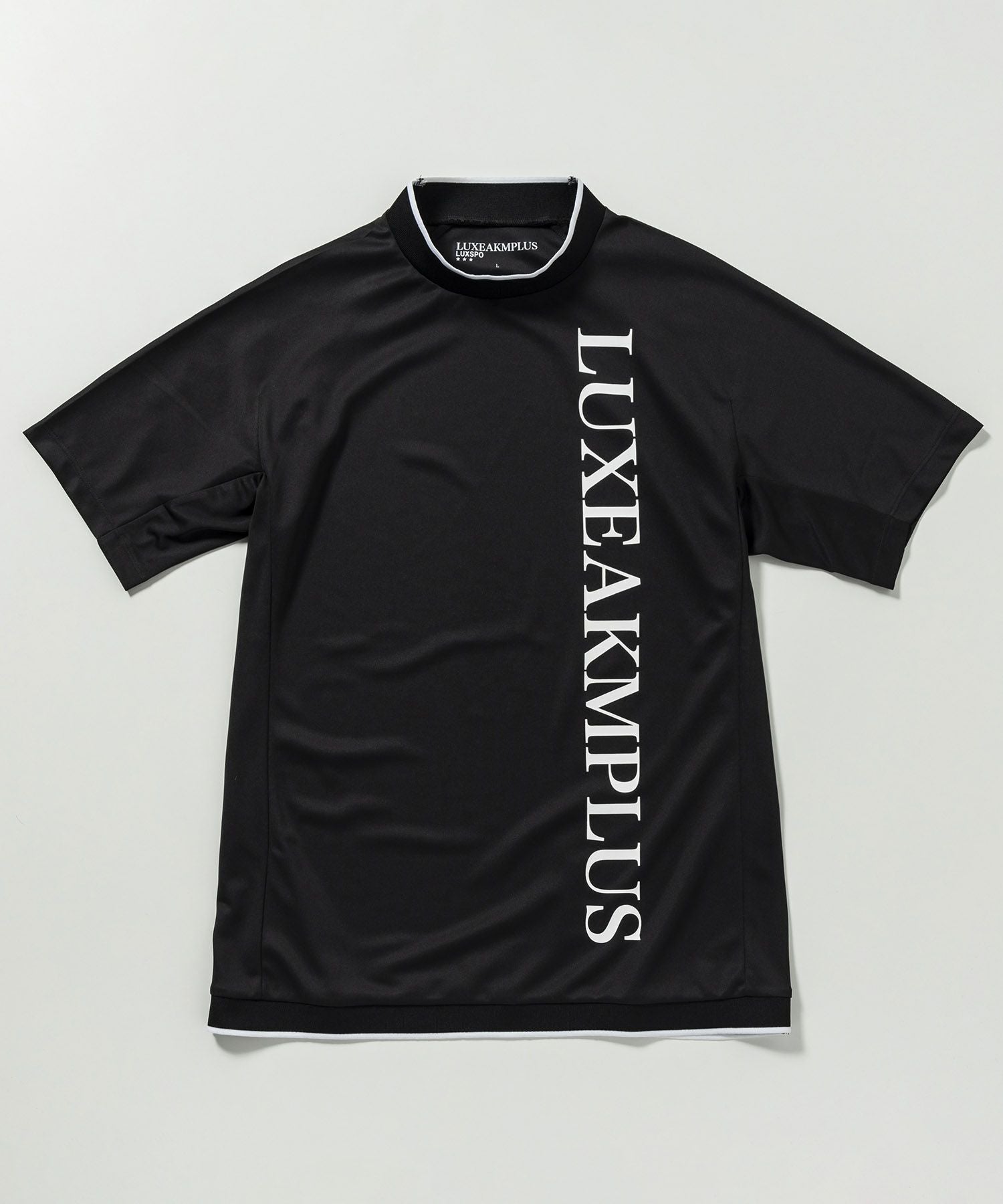 LUXEAKMPLUS(リュクスエイケイエムプラス)ゴルフ バーチカルロゴ半袖