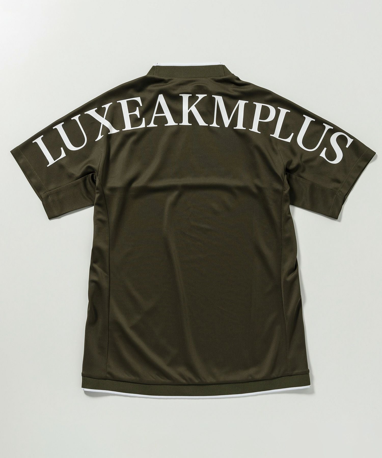 LUXEAKMPLUS(リュクスエイケイエムプラス)ゴルフ バックロゴ半袖モック