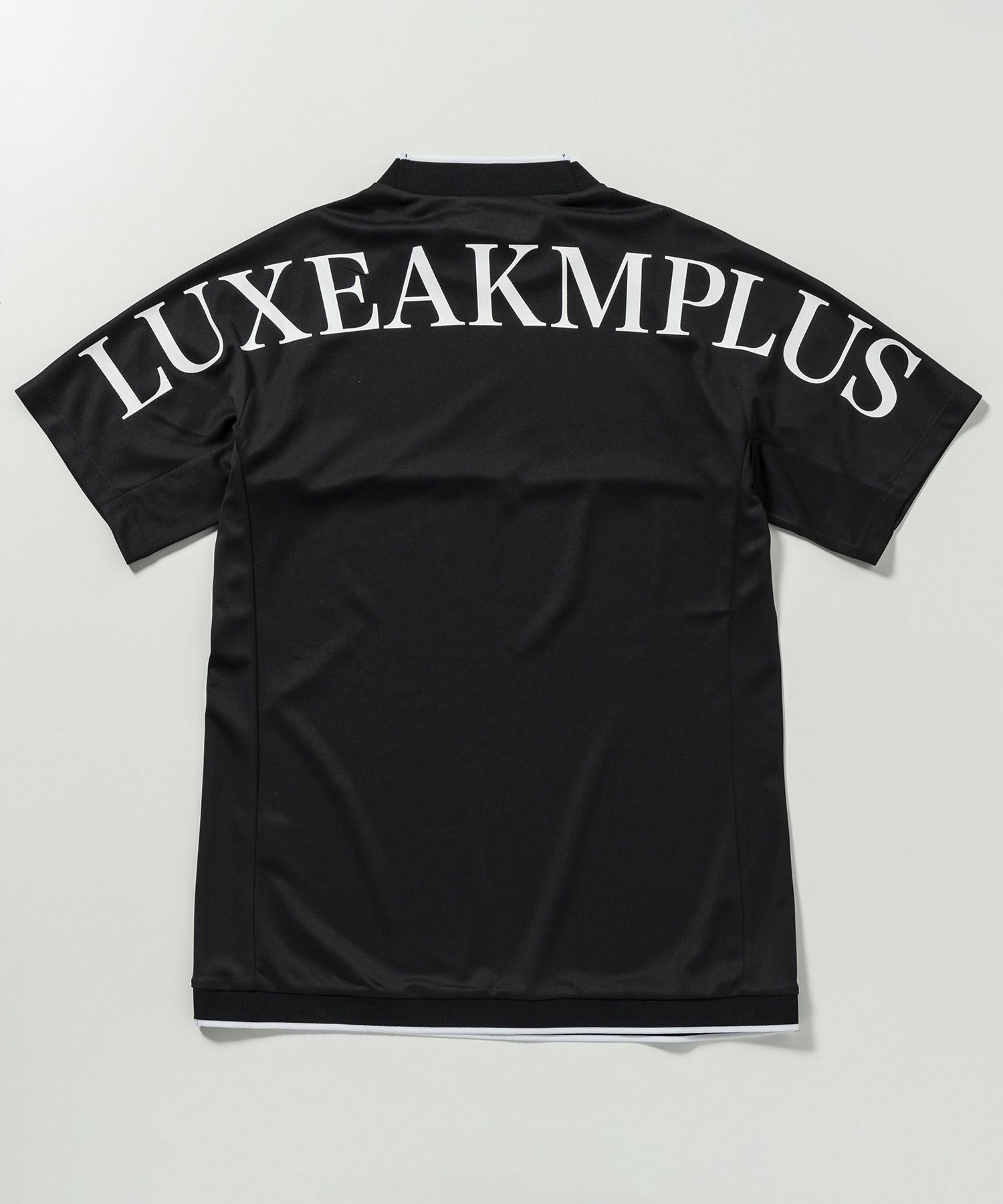 LUXEAKMPLUS(リュクスエイケイエムプラス)ゴルフ バックロゴ半袖モック