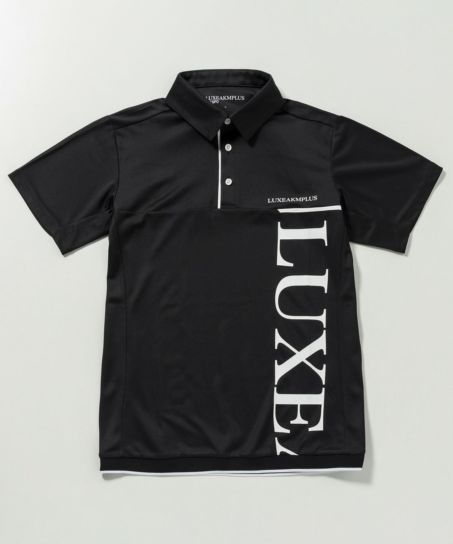 LUXEAKMPLUS(リュクスエイケイエムプラス)ゴルフ バーチカルロゴ半袖