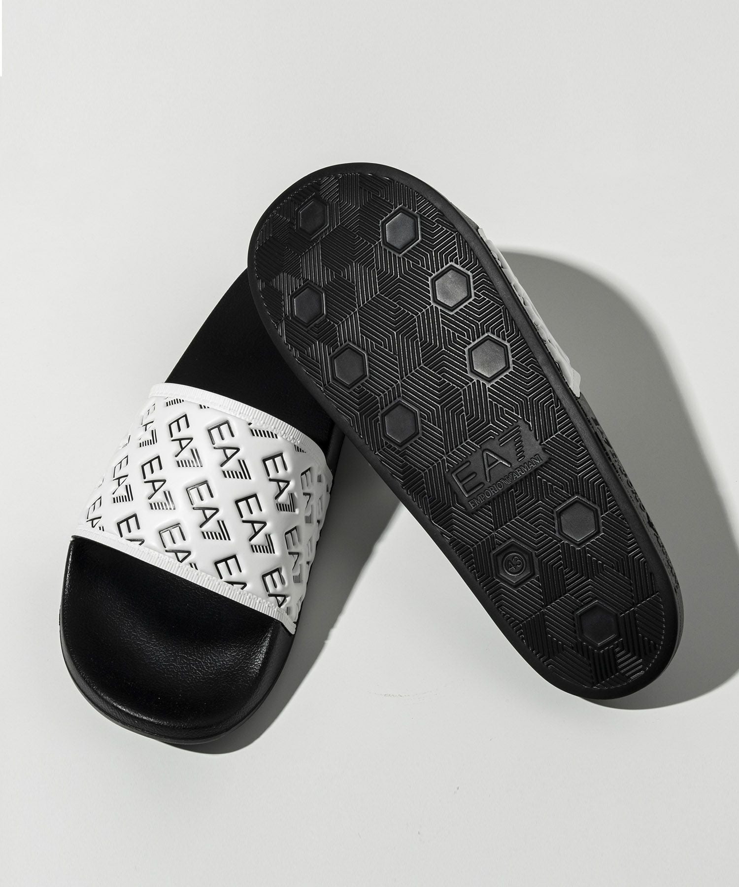 EMPORIO ARMANI EA7(イーエーセブン)エンボスロゴシャワーサンダル