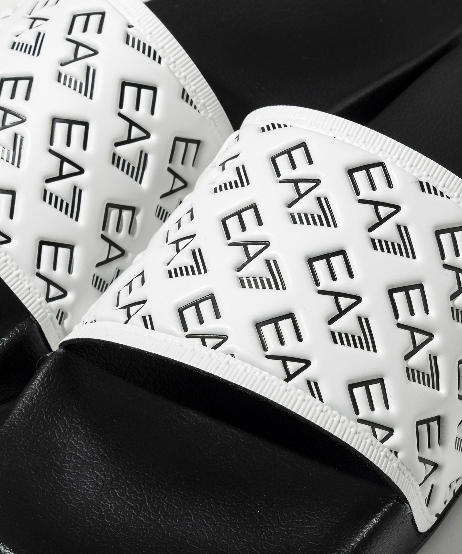 EMPORIO ARMANI EA7(イーエーセブン)エンボスロゴシャワーサンダル