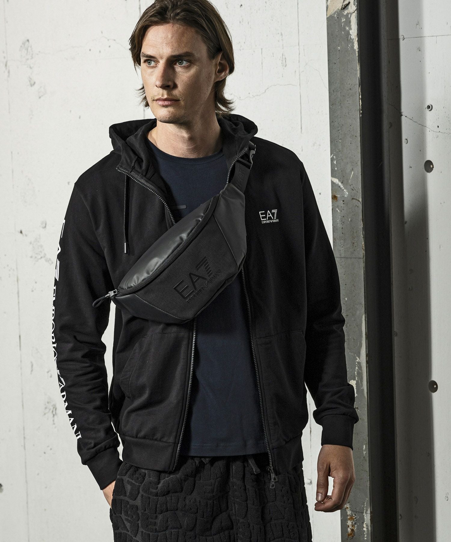 EMPORIO ARMANI EA7(イーエーセブン)ロゴボディバッグ | SHIFFON公式