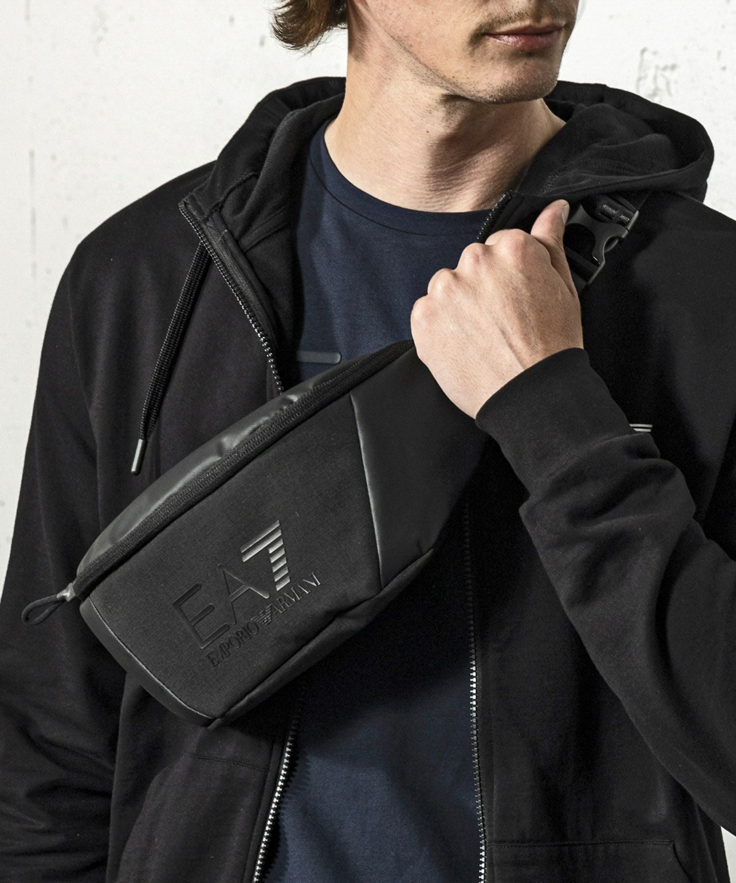 EMPORIO ARMANI EA7(イーエーセブン)ロゴボディバッグ | SHIFFON公式