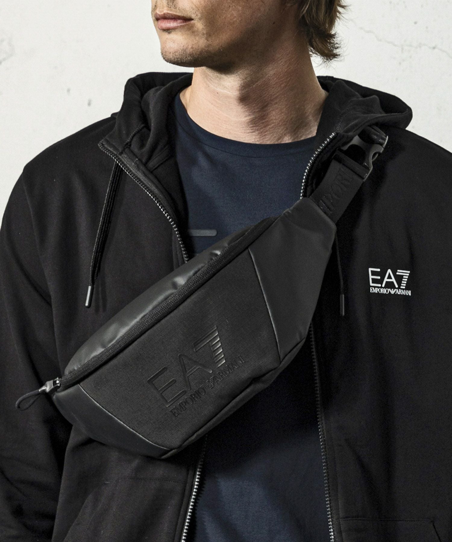 EMPORIO ARMANI EA7(イーエーセブン)ロゴボディバッグ | SHIFFON公式