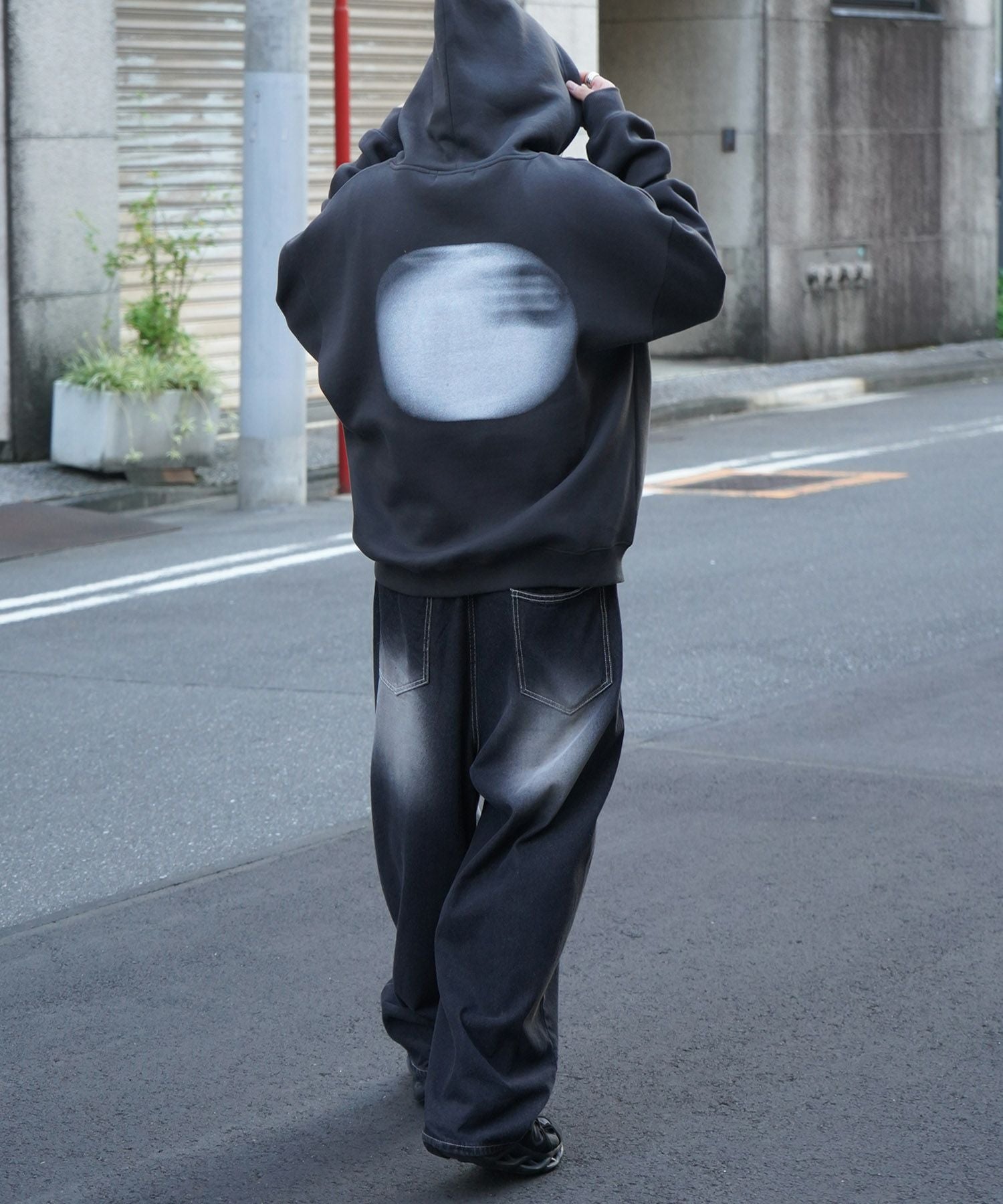 ILL'S（イルズ）ビッグシルエット フェード8ボール バックプリント
