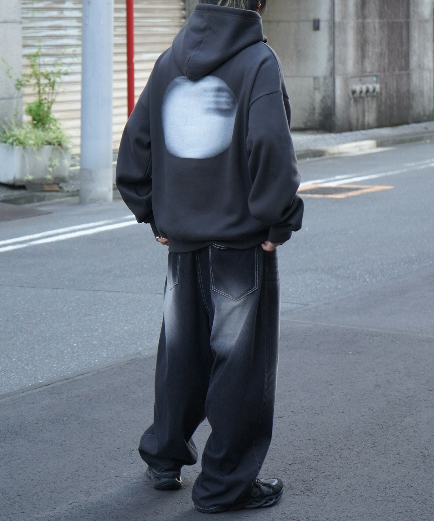 ILL'S（イルズ）ビッグシルエット フェード8ボール バックプリント