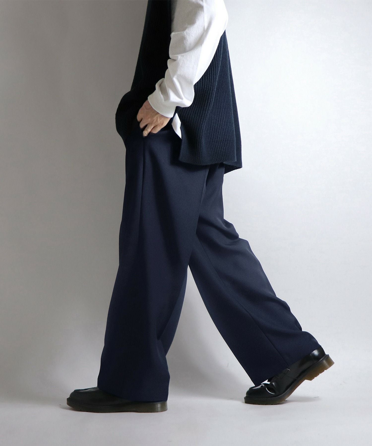 Confirm（コンファーム）センタープレス タックワイドストレートパンツ