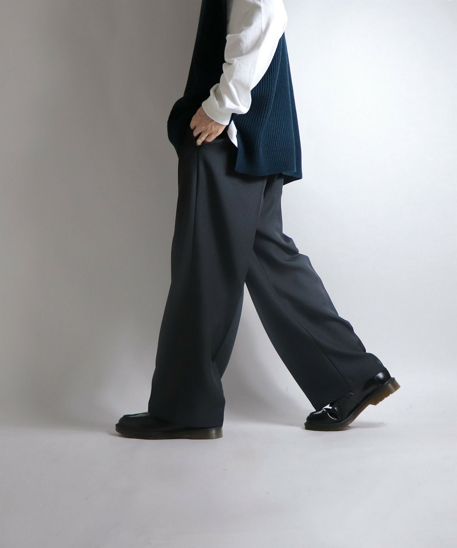 Confirm（コンファーム）センタープレス タックワイドストレートパンツ