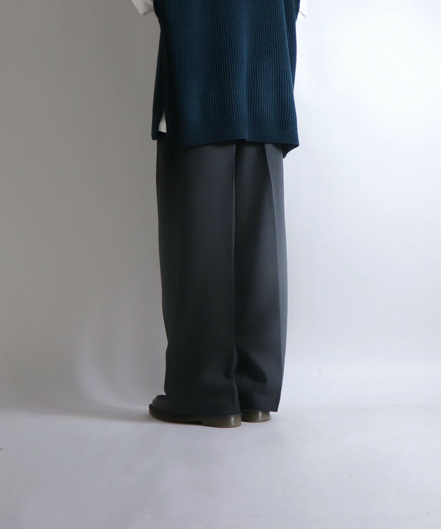 Confirm（コンファーム）センタープレス タックワイドストレートパンツ