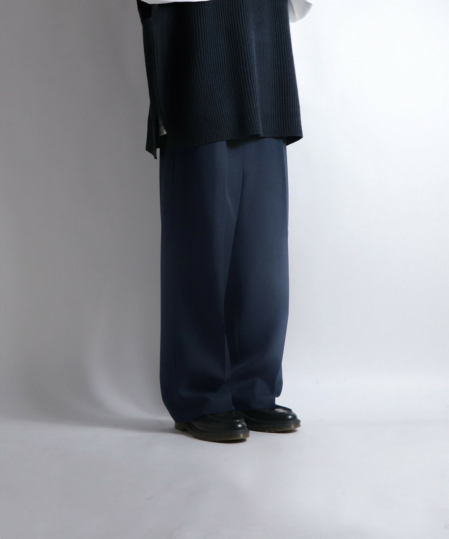 Confirm（コンファーム）センタープレス タックワイドストレートパンツ