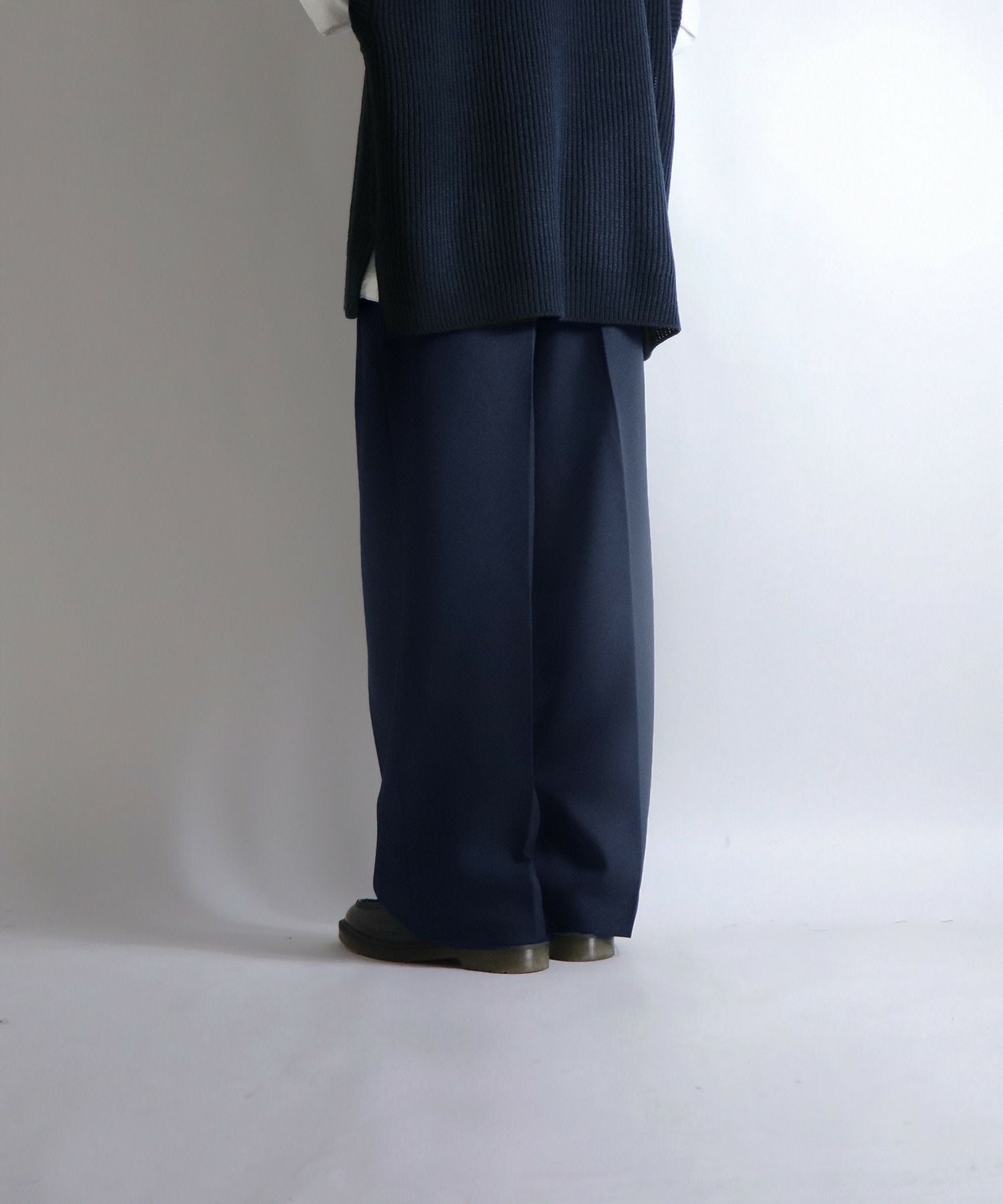 Confirm（コンファーム）センタープレス タックワイドストレートパンツ