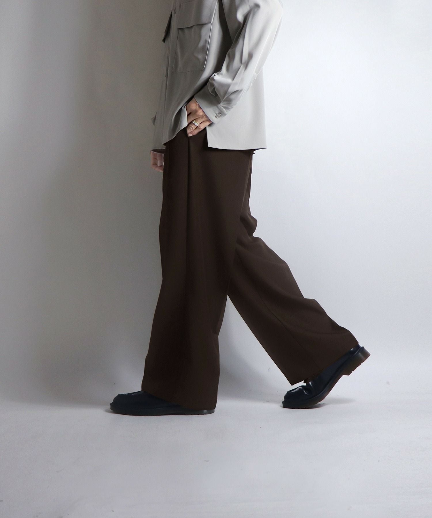 Confirm（コンファーム）センタープレス タックワイドストレートパンツ