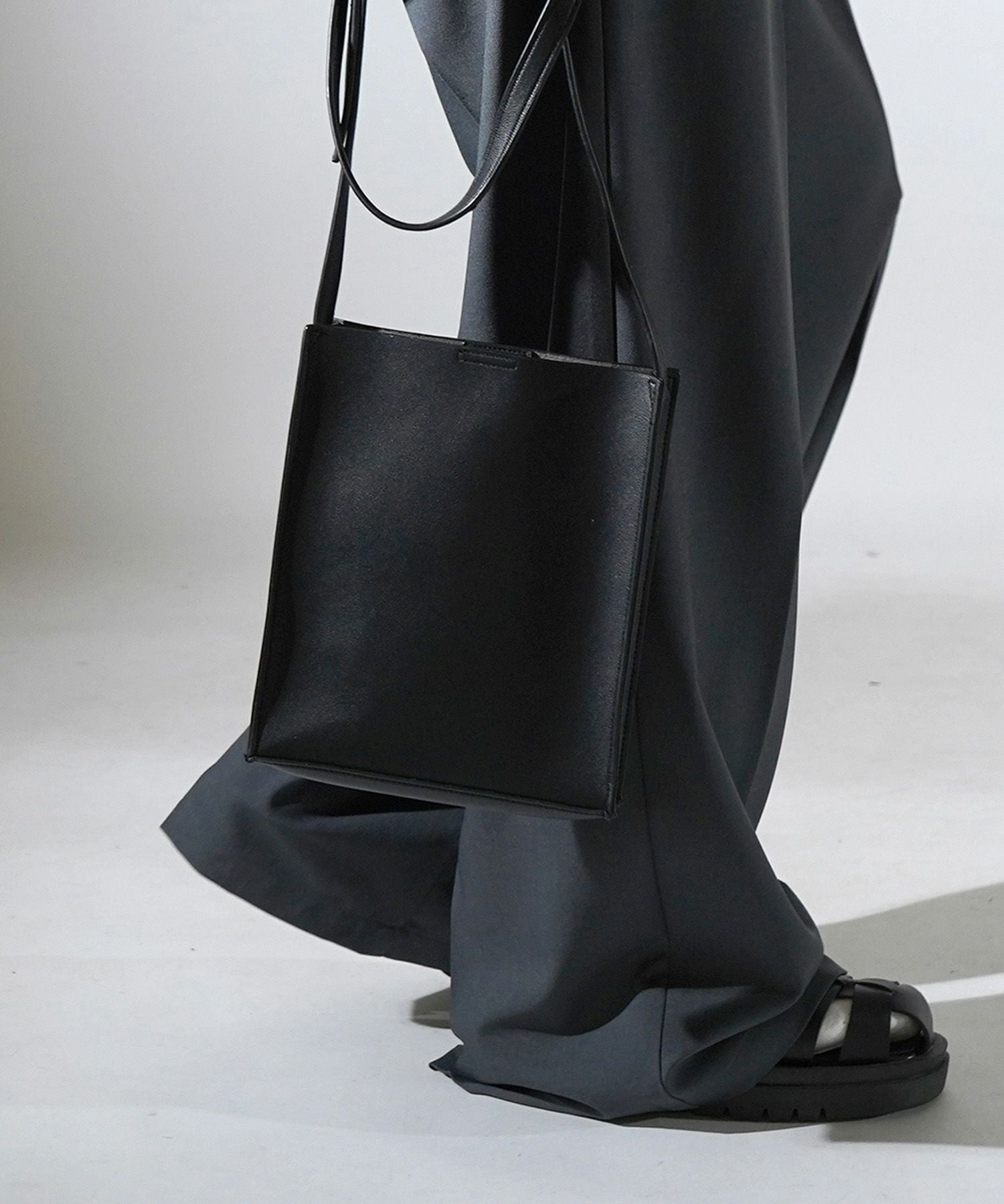 Confirm(コンファーム) シンセティックレザー スクエアショルダー