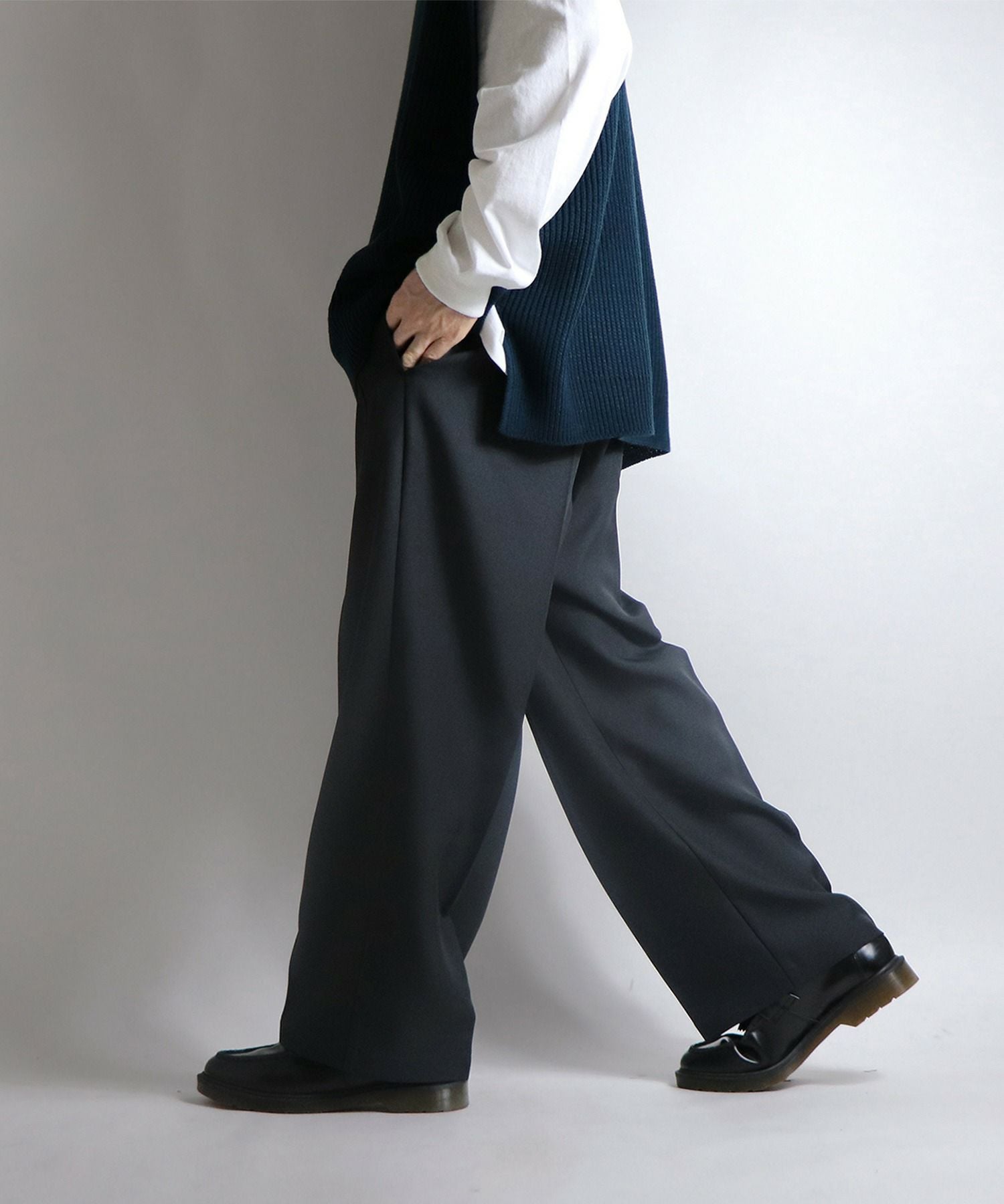 Confirm(コンファーム) センタープレス タックワイドストレートパンツ