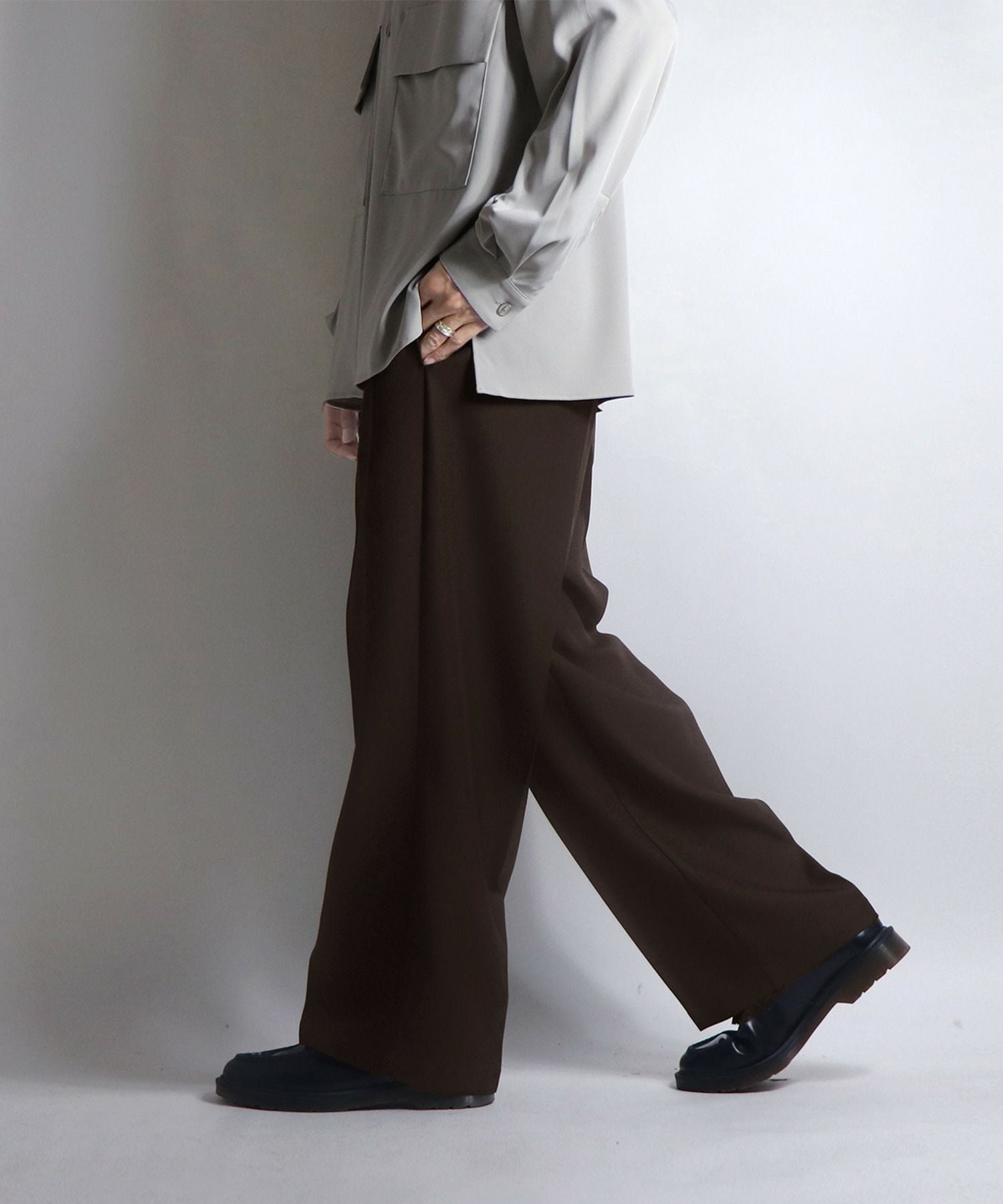Confirm(コンファーム) センタープレス タックワイドストレートパンツ