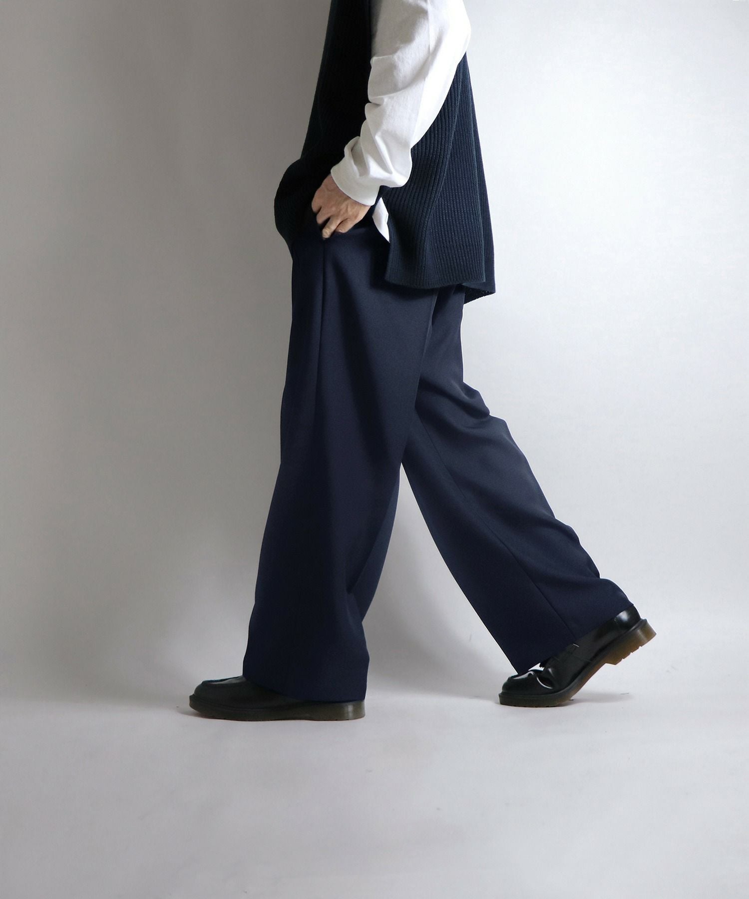 Confirm(コンファーム) センタープレス タックワイドストレートパンツ