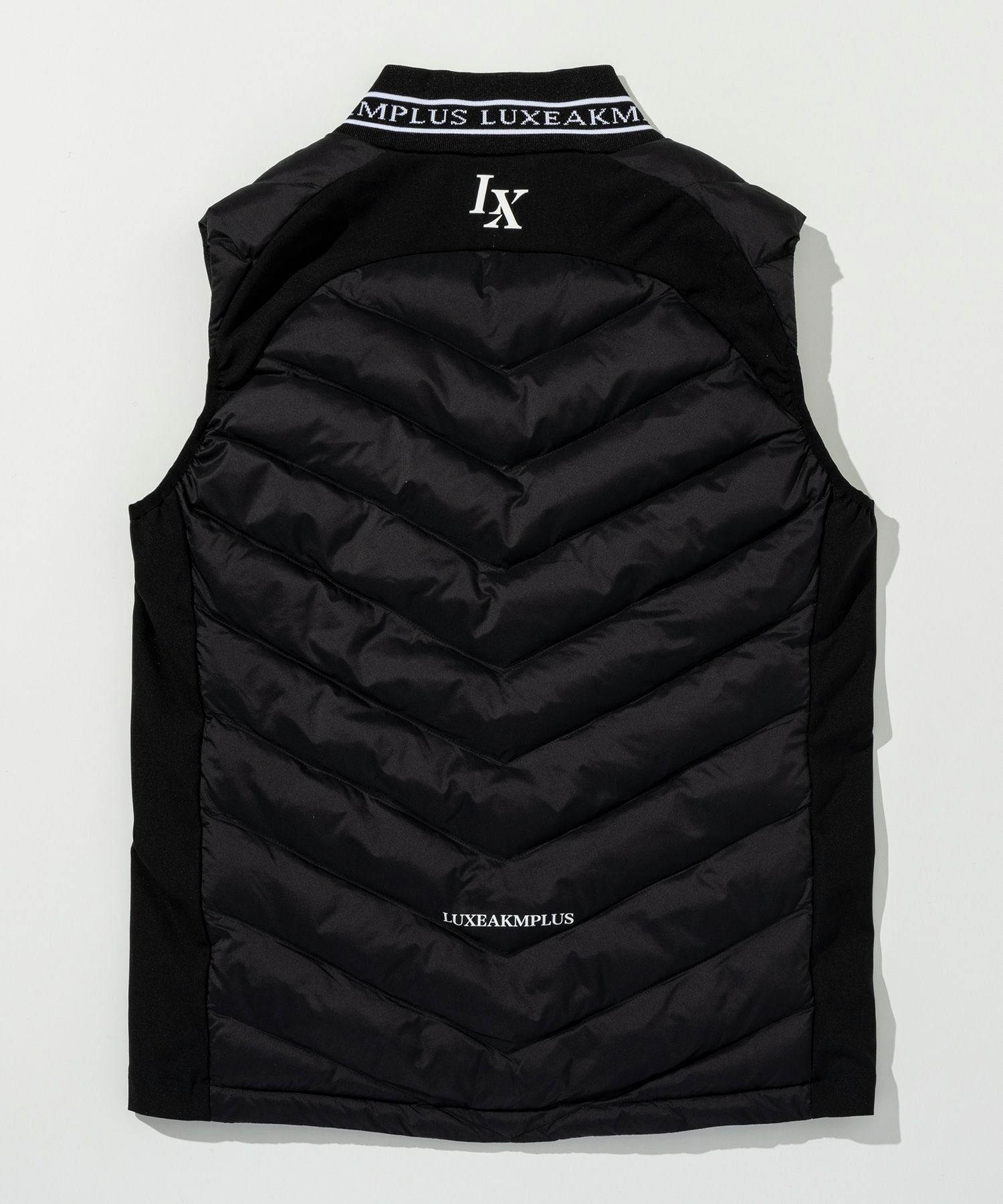 LUXEAKMPLUS　パデッドベスト　/XL　ブラック　ゴルフ　ロゴプリント LUXEAKMPLUS(リュクスエイケイエムプラス)ゴルフ ムーブライトパデッド