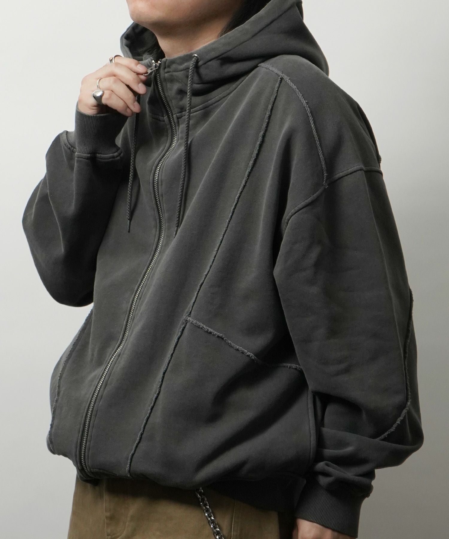 ILL'S(イルズ)裏毛 カットオフ切り替え ZIPパーカー | SHIFFON公式通販