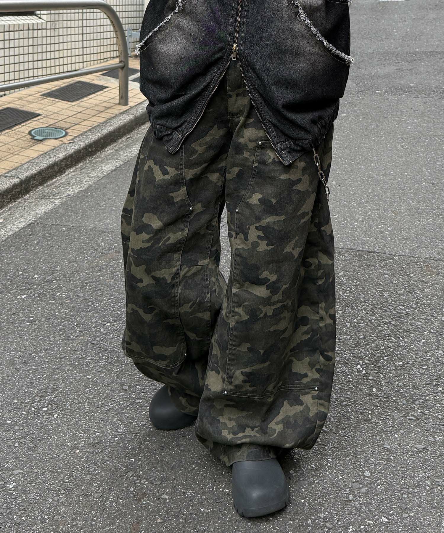 だるぼん ILL'S(イルズ)カモ総柄 ダブルニー スタッズ カーブパンツ | SHIFFON