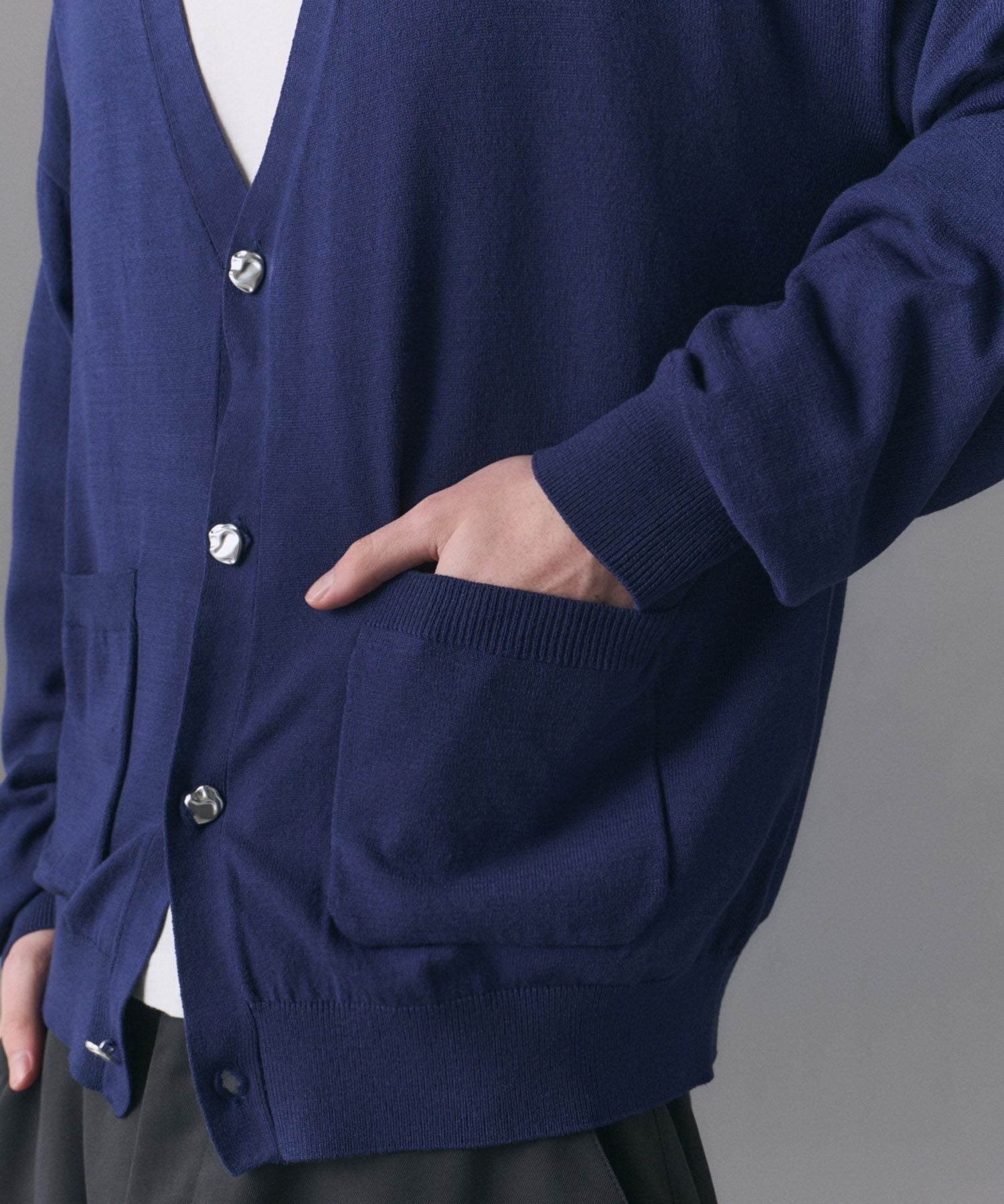 Confirm(コンファーム)Stone-like Button Cardigan / ストーンライク