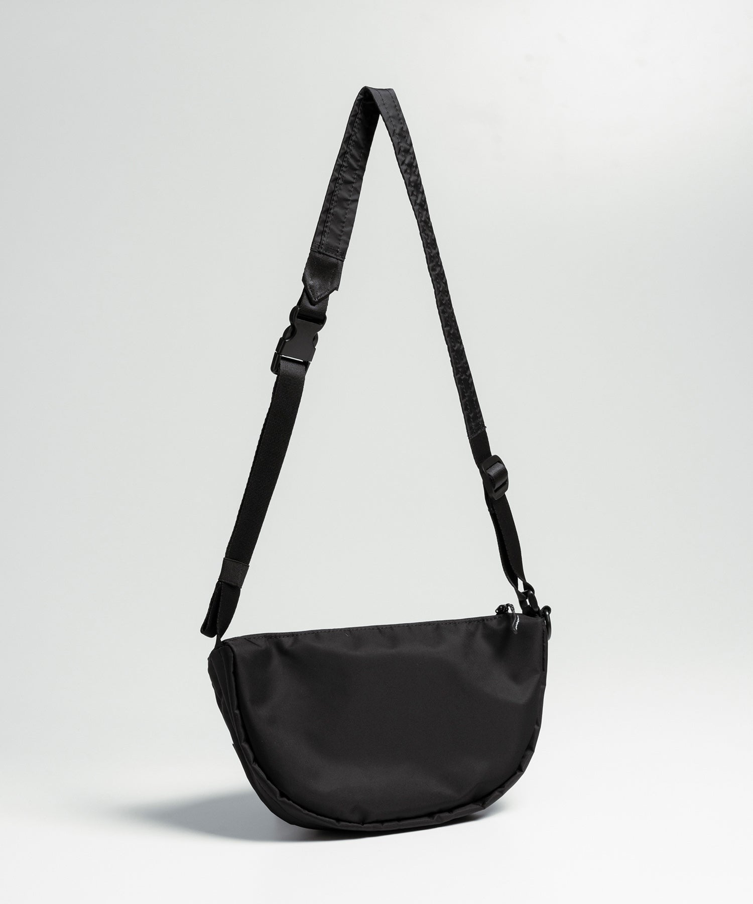 RE.FORM ブラック ボディバッグ RE:FORM® XB:01 (CROSSBODY) SLING BAG