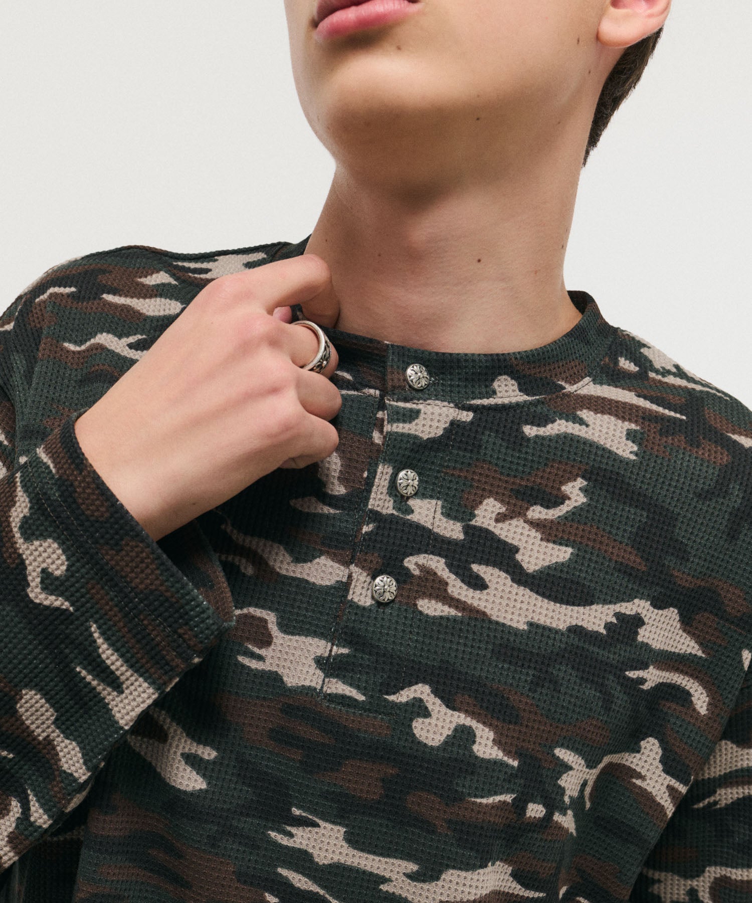 ILL'S(イルズ)HENLEY CAMO WAFFLE LONG-SLEEVE TEE / カモ総柄ヘンリー