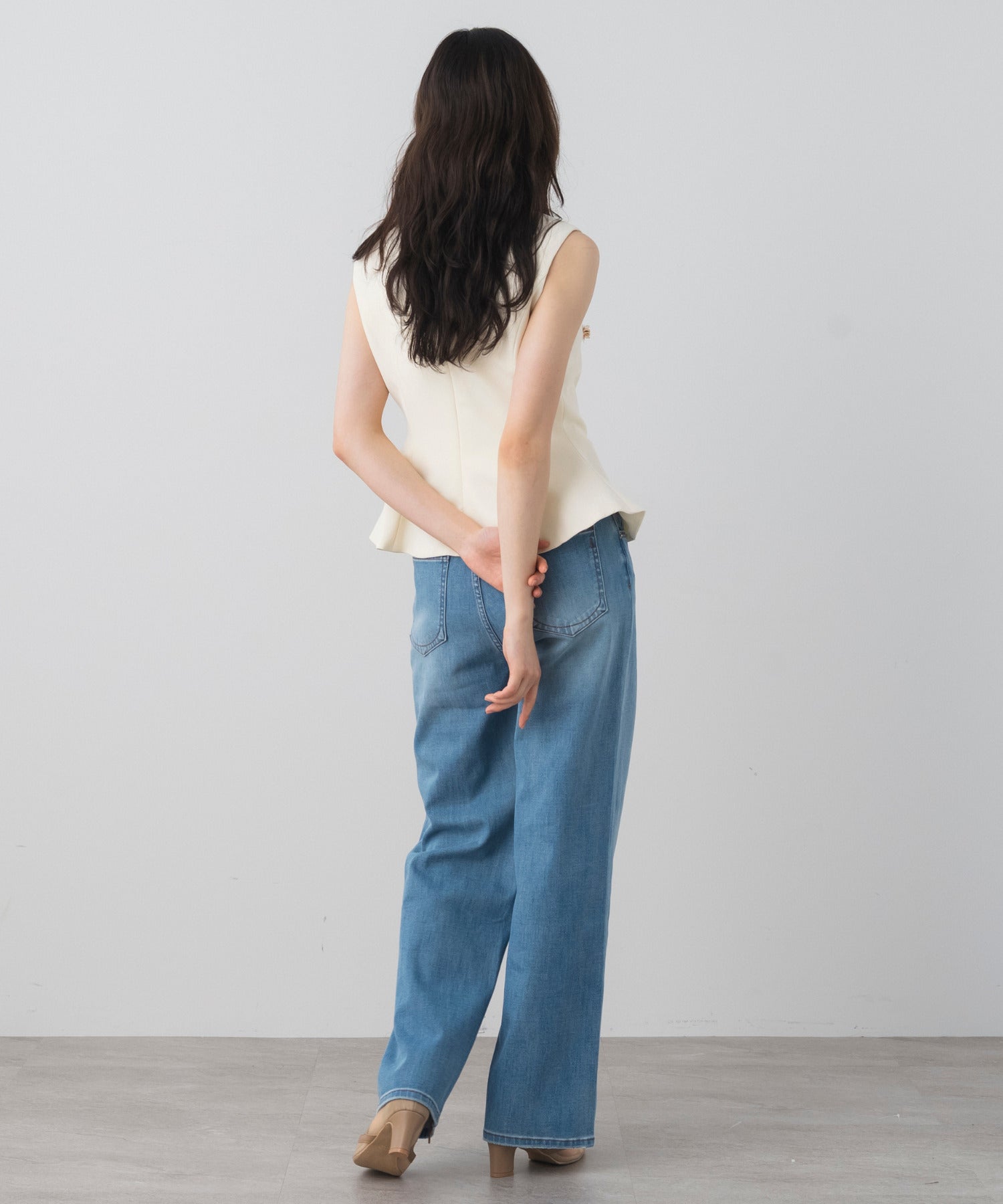 AJUGA. (アジュガ)フラワーモチーフノースリーブペプラムトップス