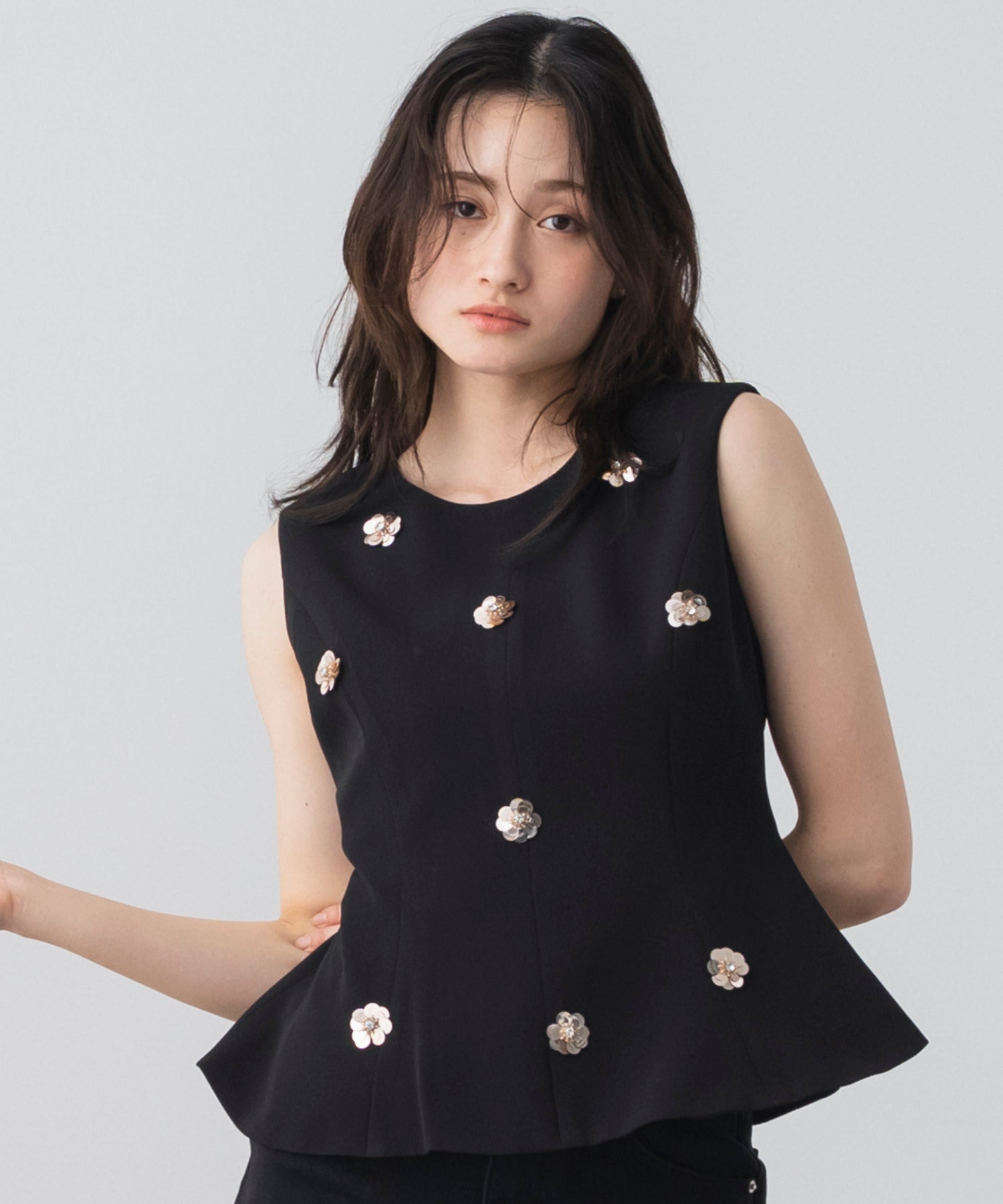 美品OHGA BOUQUET ブーケ 刺繍ペプラムノースリーブブラウス AJUGA. (アジュガ)フラワーモチーフノースリーブペプラムトップス
