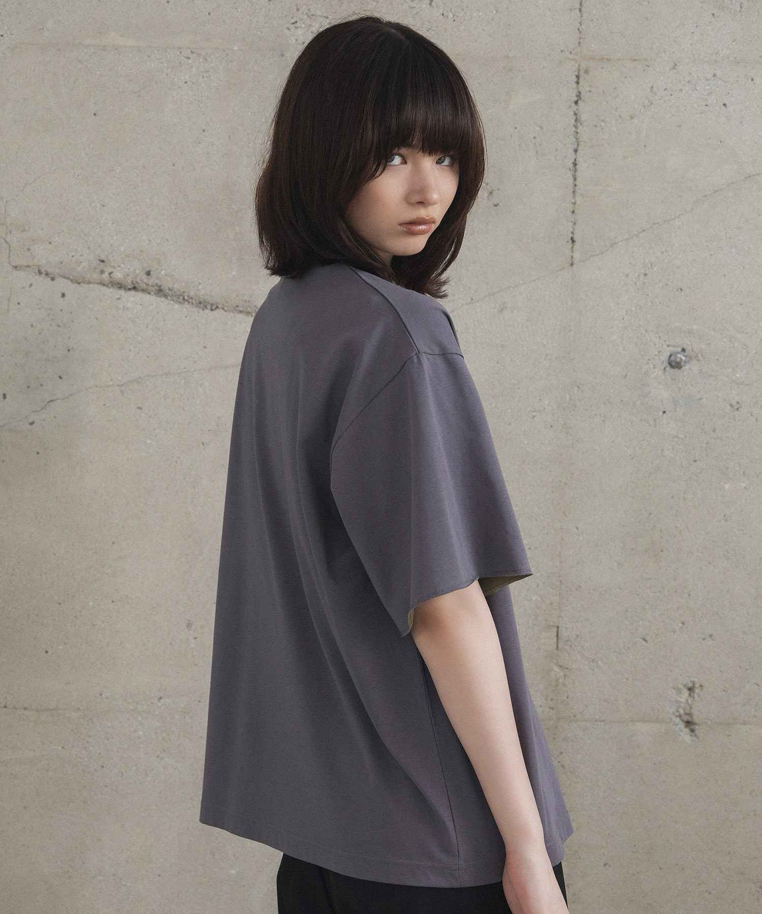 Confirm(コンファーム)Contrast Color Henley Neck T-shirt