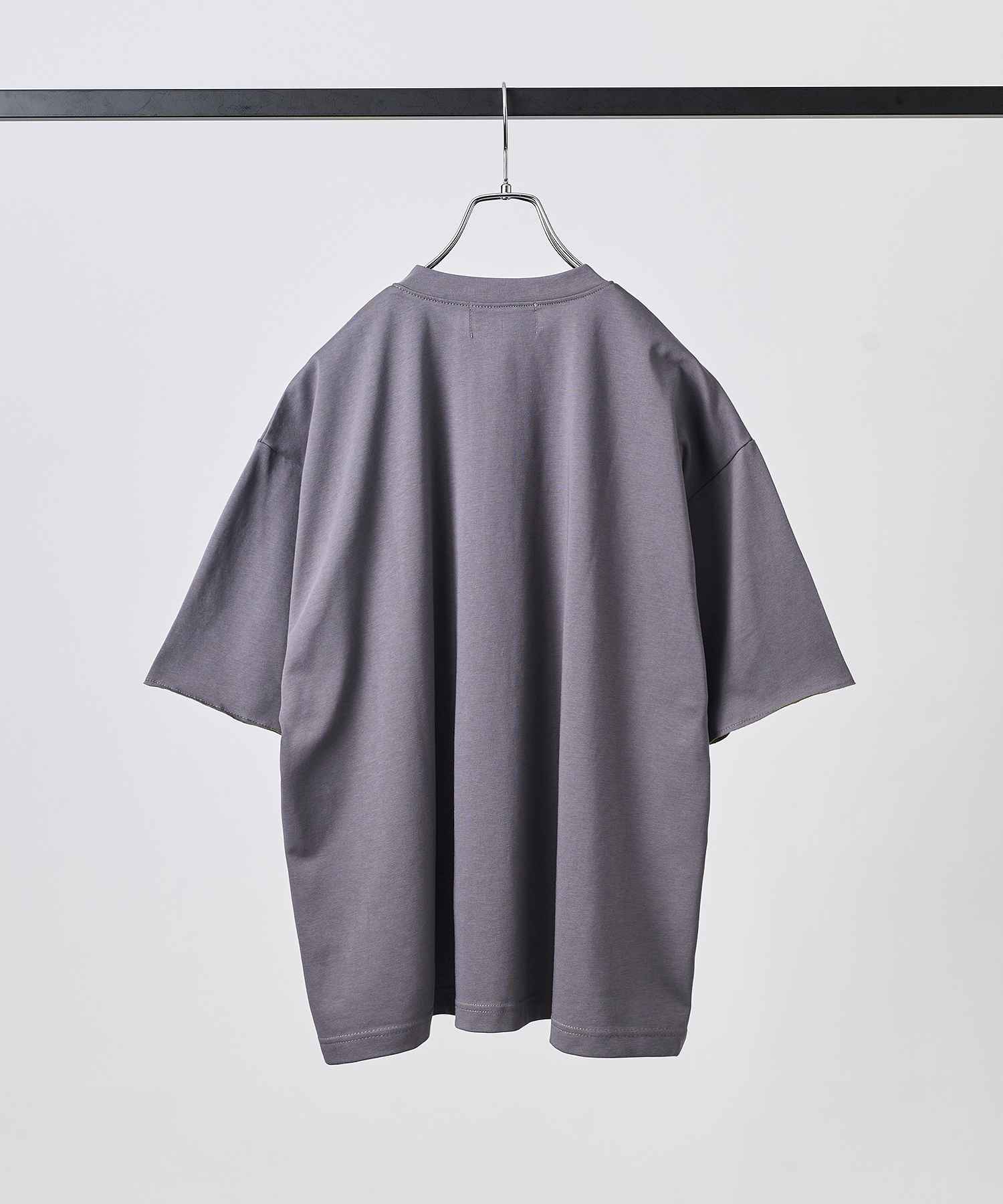 Confirm(コンファーム)Contrast Color Henley Neck T-shirt