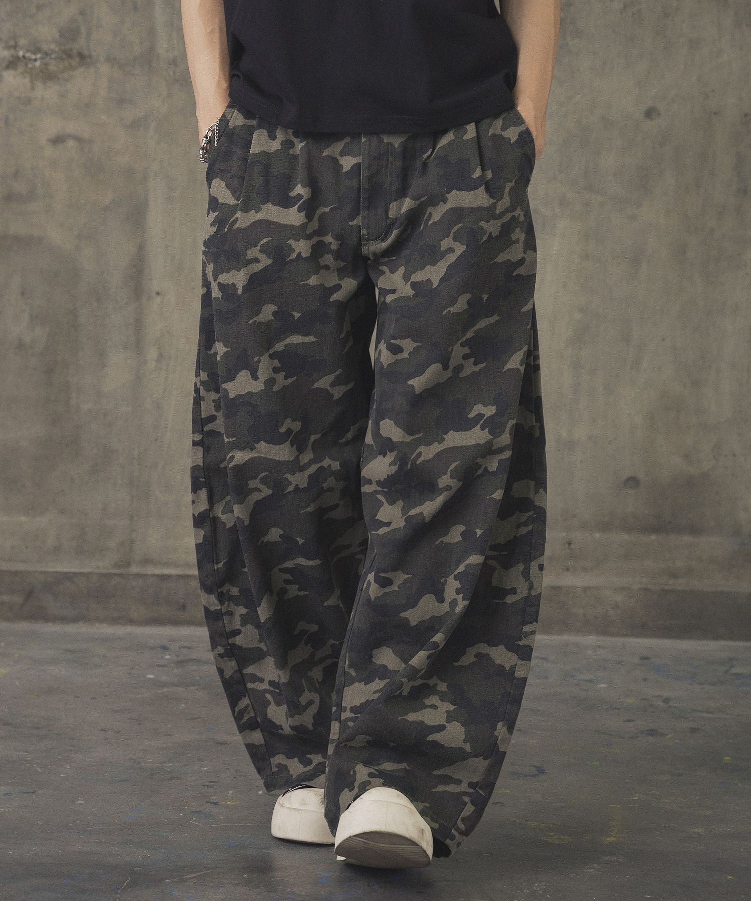korea 、ILL´Sのデニム ILL'S(イルズ)2-TUCK BACK EMBROIDERED DENIM PANTS / ツータック
