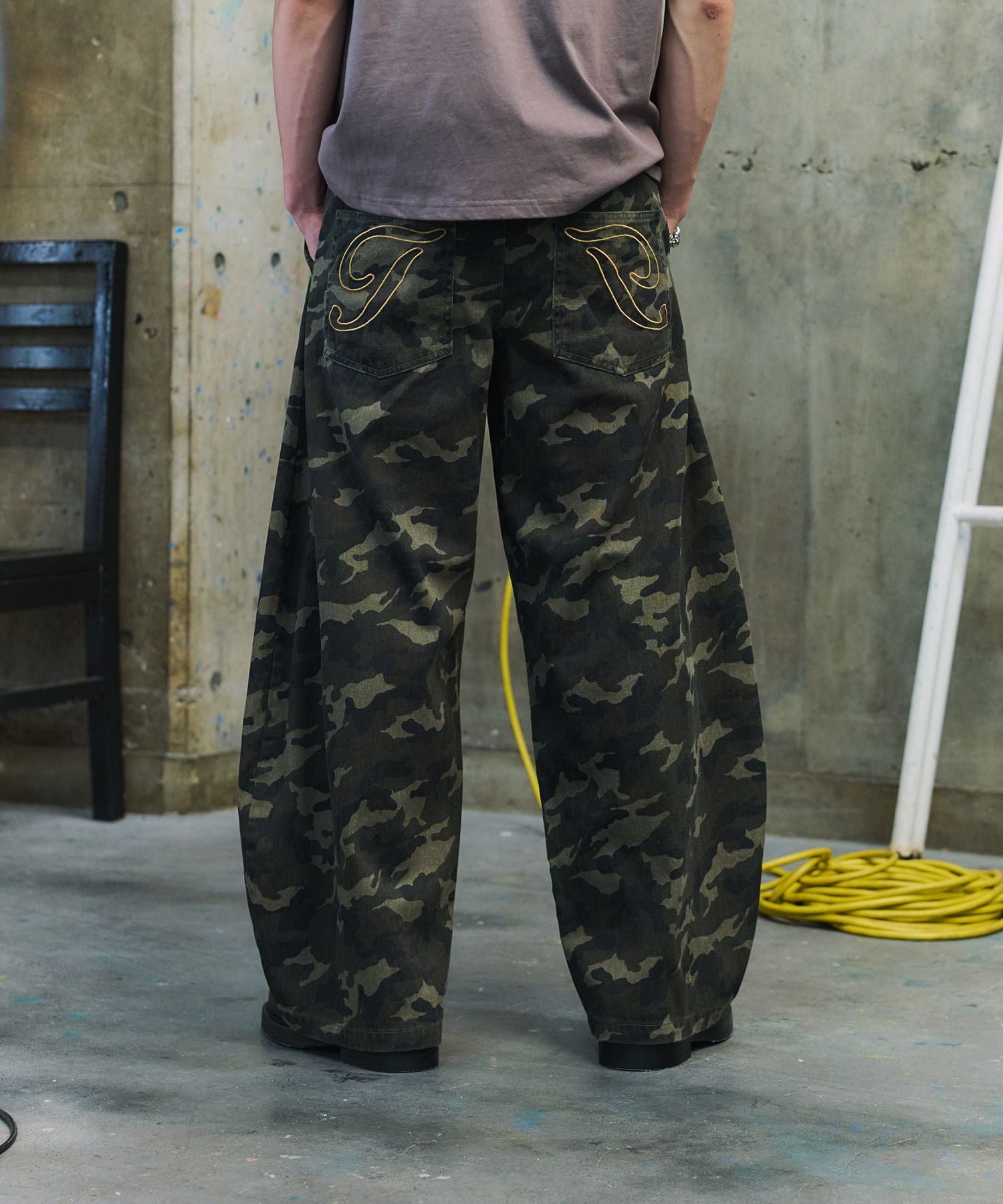 ILL'S(イルズ)2-TUCK BACK EMBROIDERED DENIM PANTS / ツータック