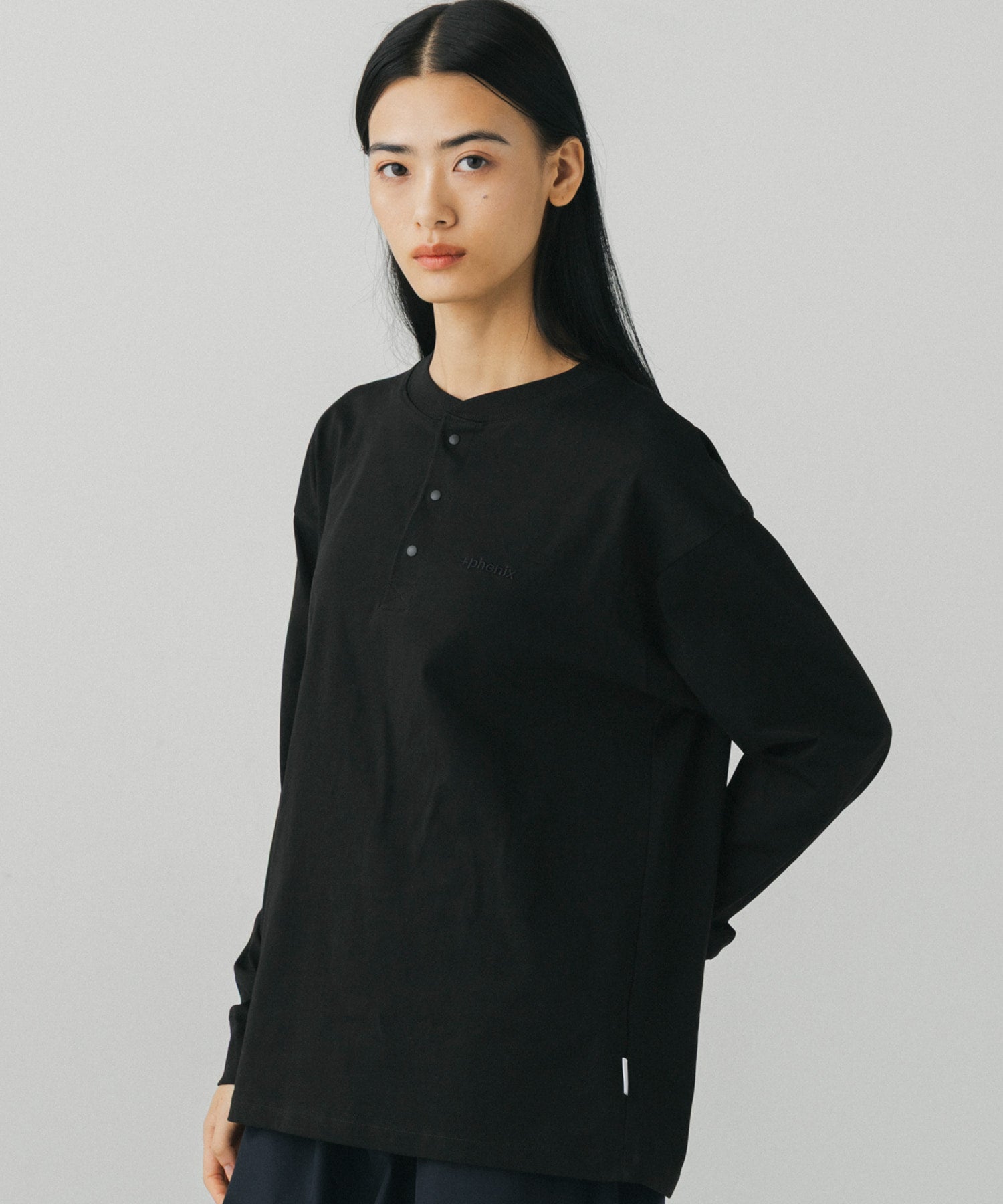 トップス　ブラック phenix(プラスフェニックス)HENLEY NECK SNAP LONG SLEEVE TEE